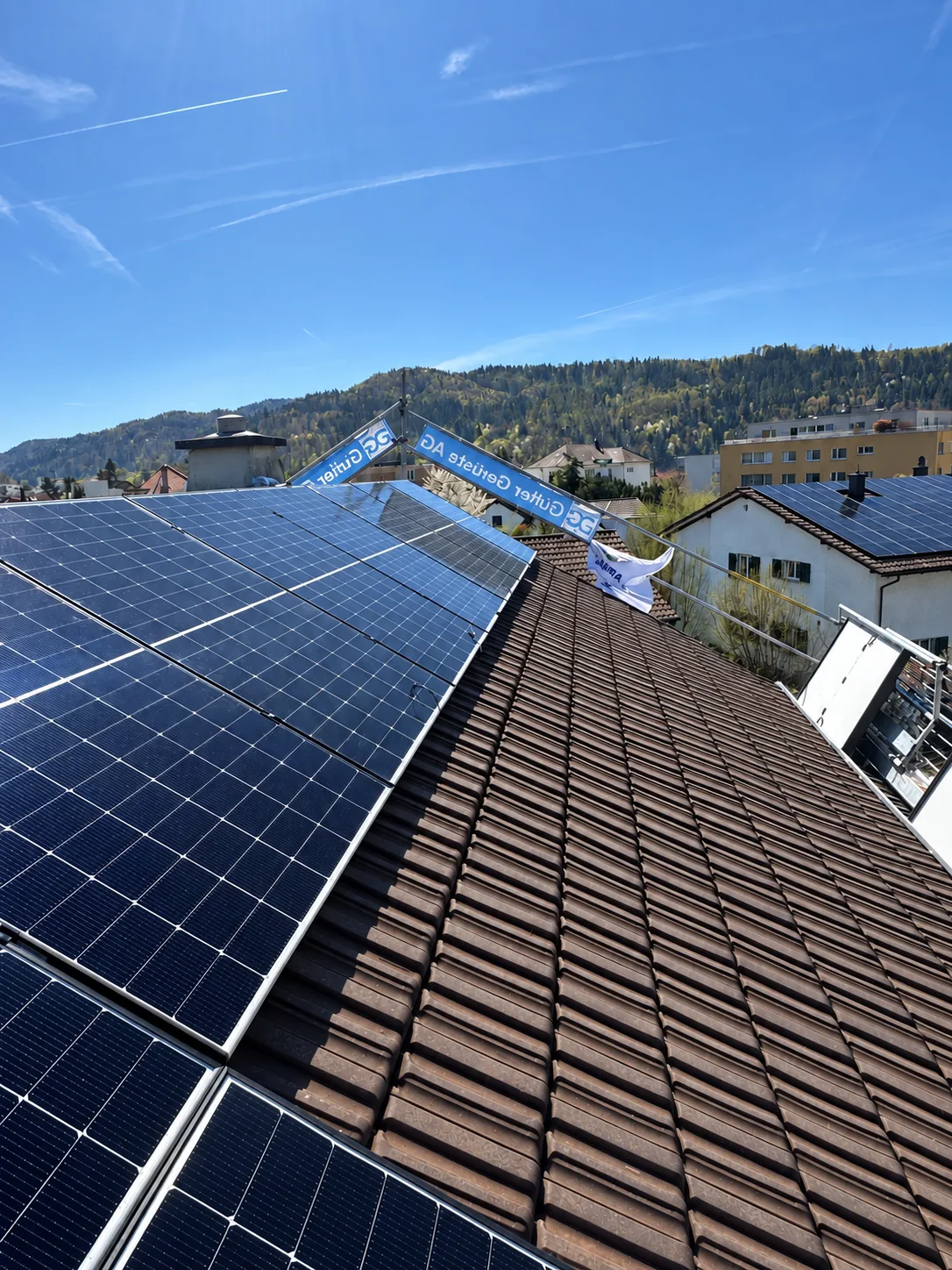 Photovoltaikmodule links und freie Ziegelfläche rechts – bearbeitete Visualisierung