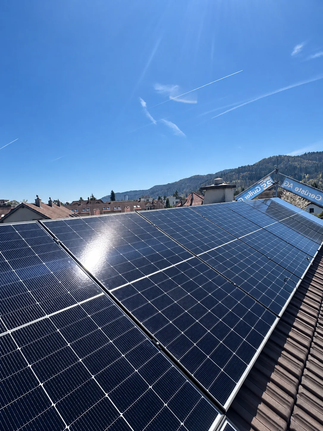 Montierte Solarmodule im Sonnenlicht unter blauem Himmel